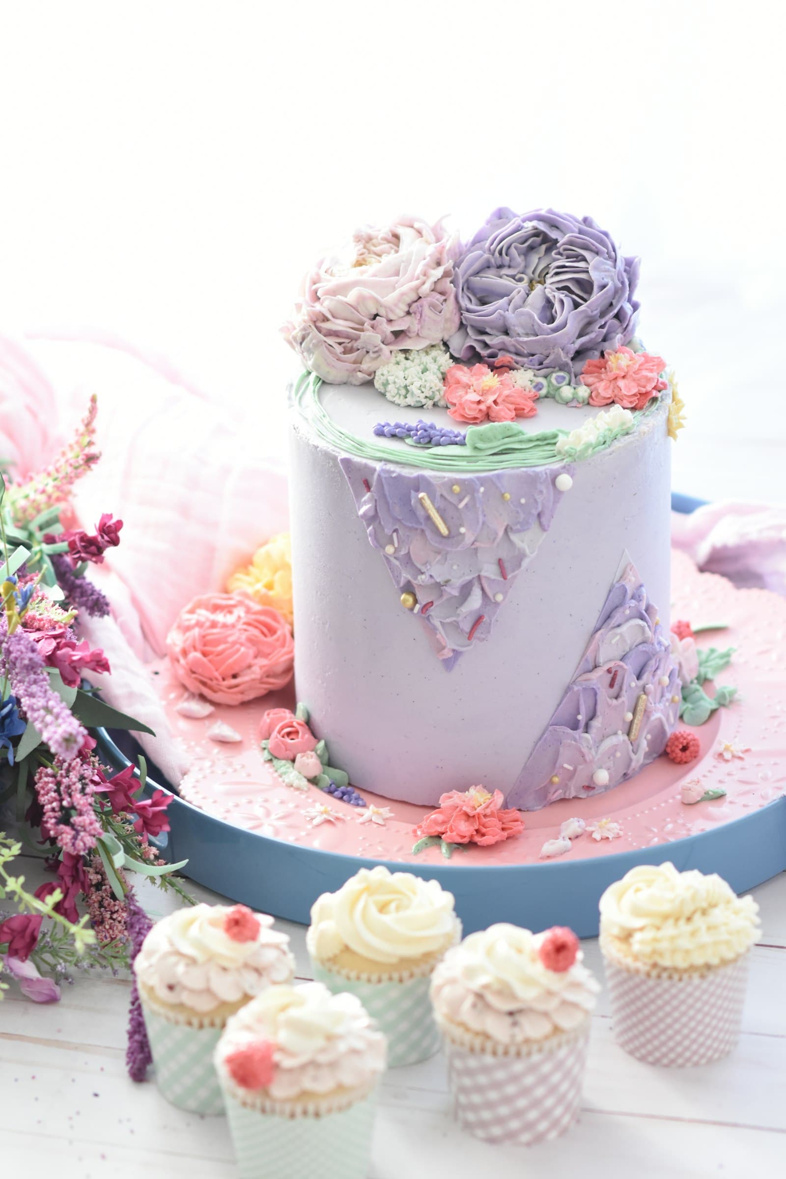 Bolo e cupcakes decorados para aniversário