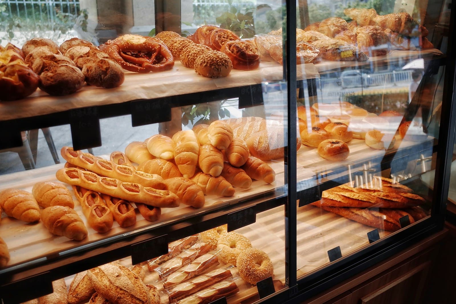 Vitrine com pães variados recém-assados