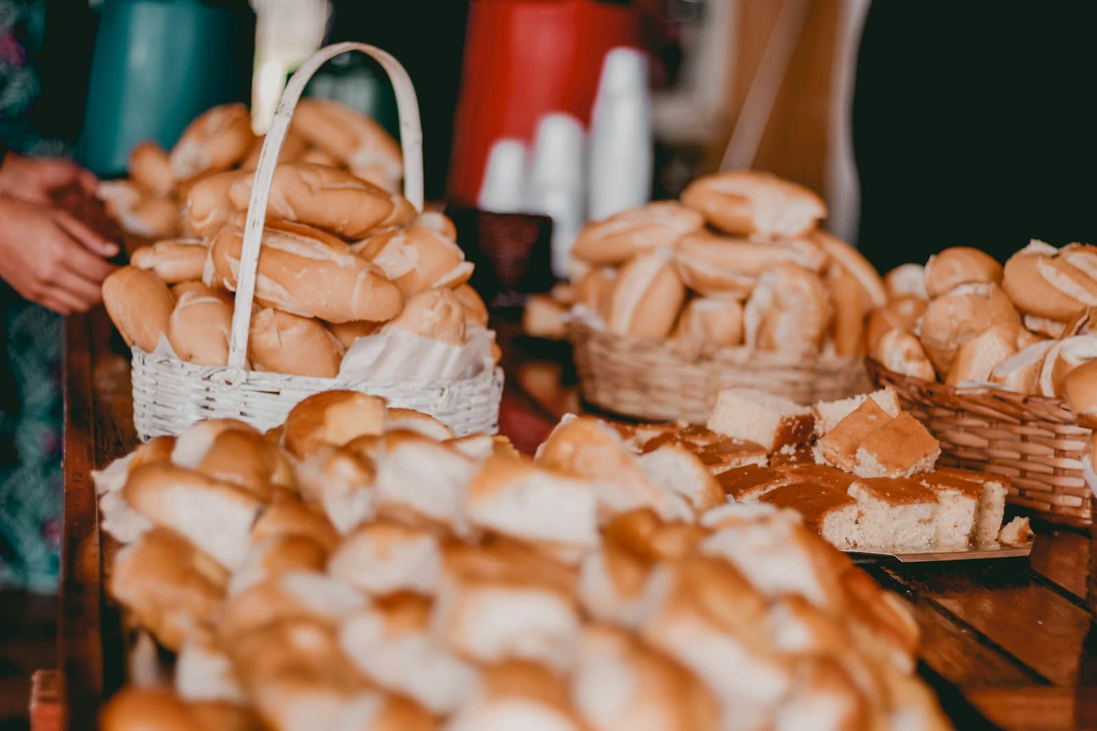 Cesta com pães e salgados fresquinhos